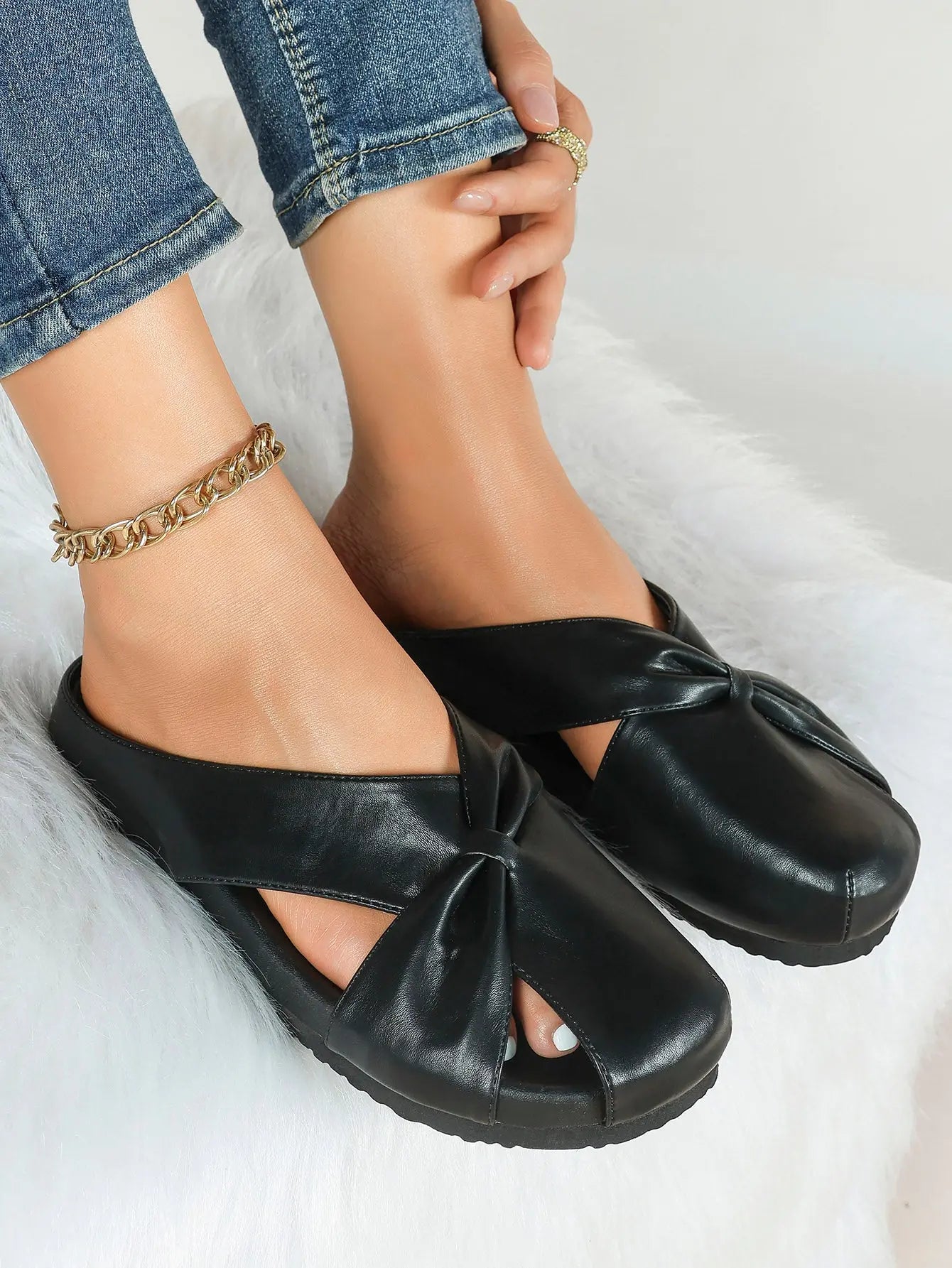 White Crossover Knot Slide Sandals – Women's Open Toe Flat Mule with Cushioned Footbed YISHIFAN