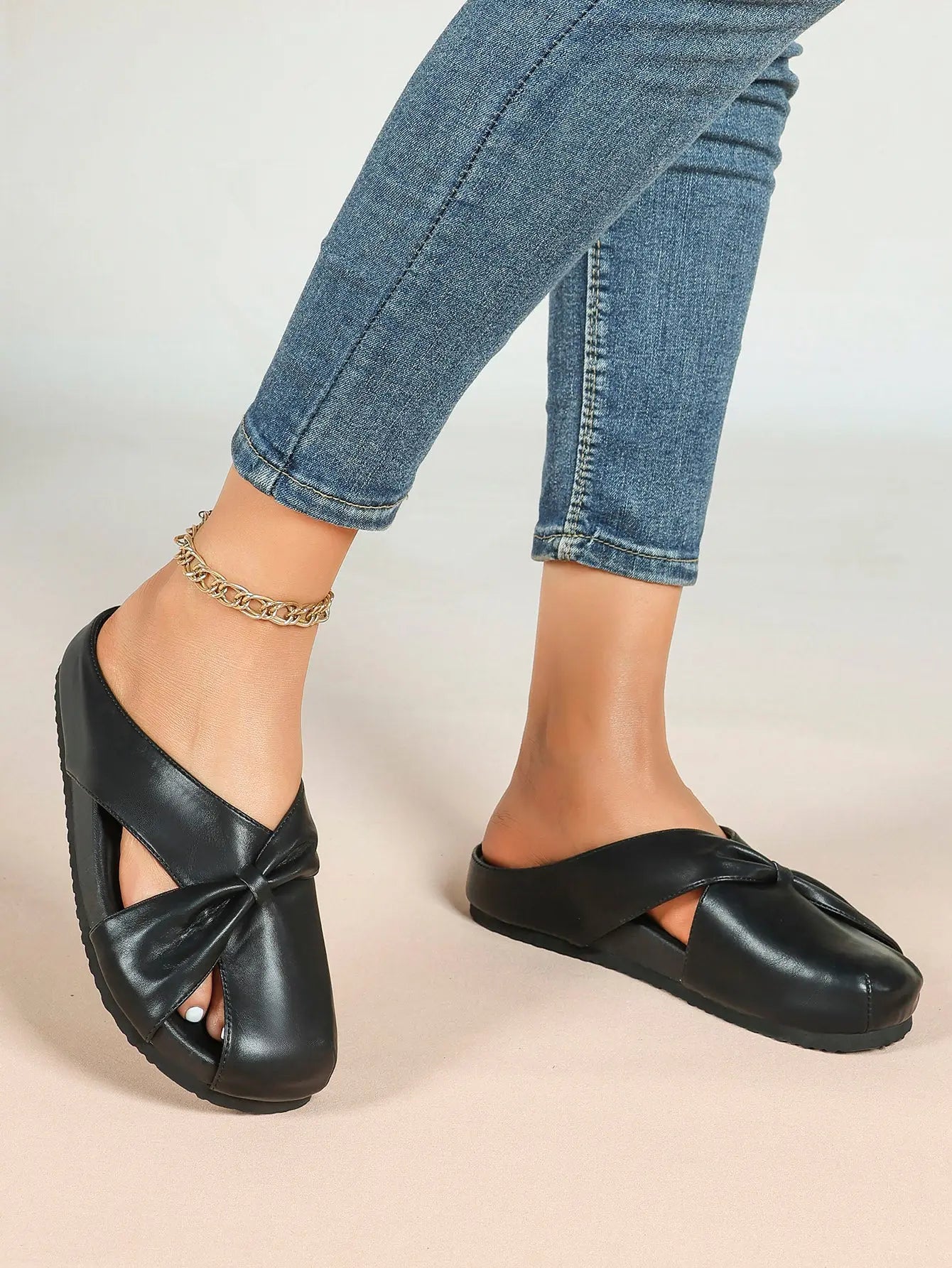 White Crossover Knot Slide Sandals – Women's Open Toe Flat Mule with Cushioned Footbed YISHIFAN