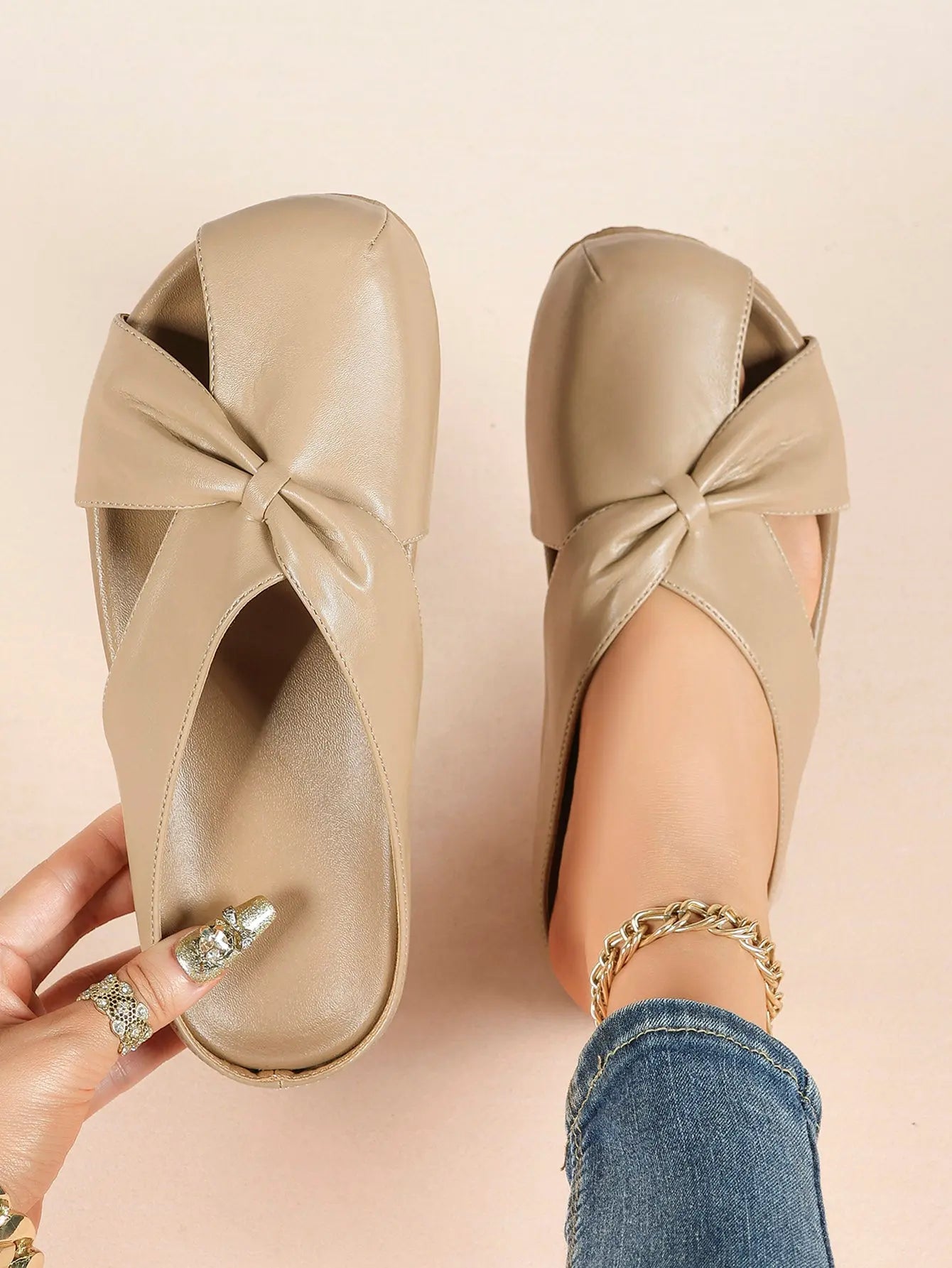 White Crossover Knot Slide Sandals – Women's Open Toe Flat Mule with Cushioned Footbed YISHIFAN