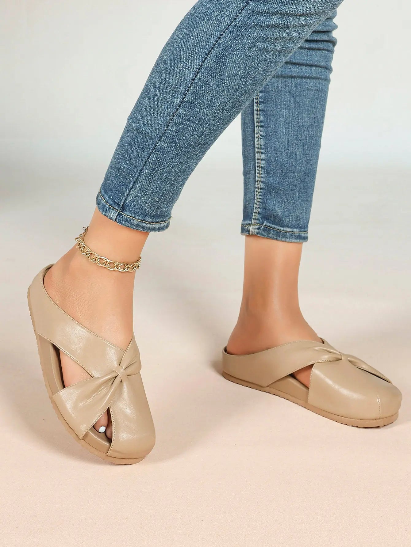 White Crossover Knot Slide Sandals – Women's Open Toe Flat Mule with Cushioned Footbed YISHIFAN